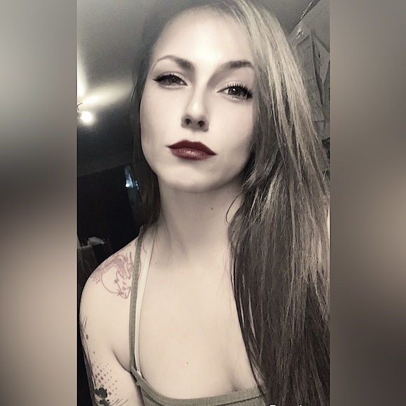 Hi! I’m Claudia 🩶 - Picture 1 of 4